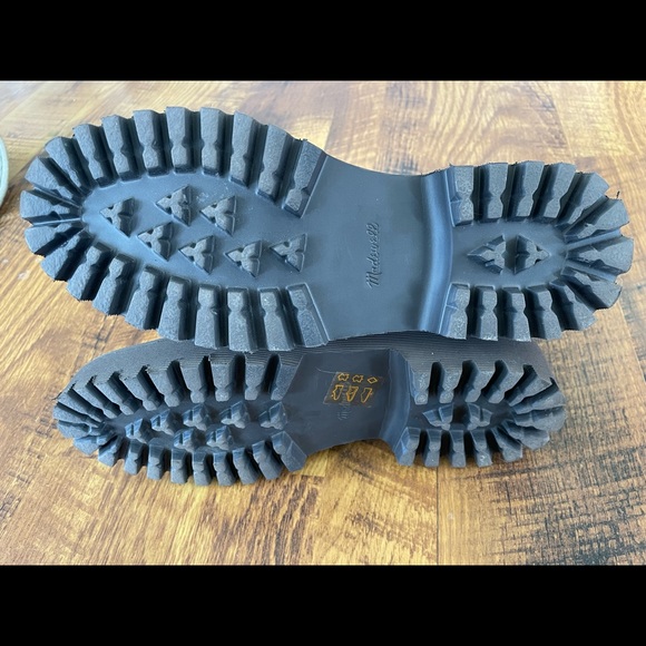 The Henry Lugsole Boot In Nubuck - Picture 4 of 12